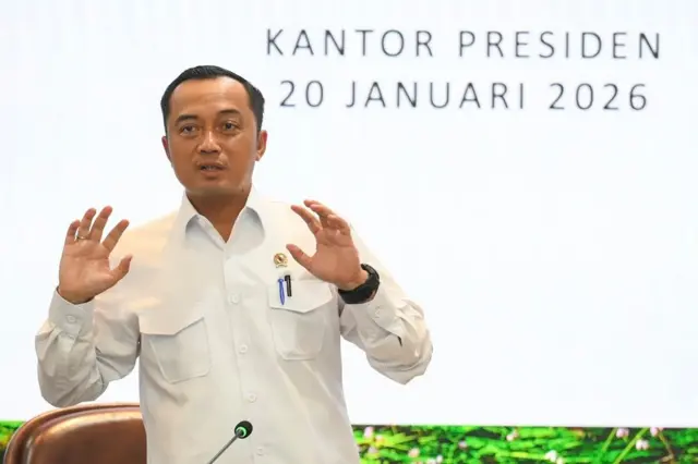 Mensesneg Prasetyo Hadi memberikan keterangan pers tentang pencabutan izin usaha perhutanan di Kantor Presiden, Jakarta, Selasa (20/1/2026). 