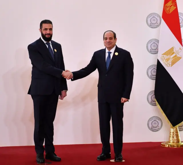 صورة للرئيسين المصري والسوري في القمة الطارئة من أجل غزة في القاهرة عام 2025