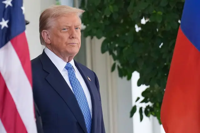 El presidente Donald Trump espera la llegada del primer ministro armenio, Nikol Pashinyan, a la Casa Blanca el 8 de agosto de 2025 en Washington, D.C.