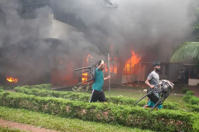 শেখ হাসিনার পদত্যাগের দাবিতে গত কয়েক সপ্তাহ জুড়ে বাংলাদেশে ব্যাপক আন্দোলন ও সহিংসতা চলেছে