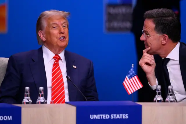 ABD Başkanı Donald Trump ve NATO Genel Sekreteri Mark Rutte, 25 Haziran 2025'te Hollanda'nın Lahey kentinde düzenlenen NATO liderler zirvesinin başlangıcında konuşuyorlar.
