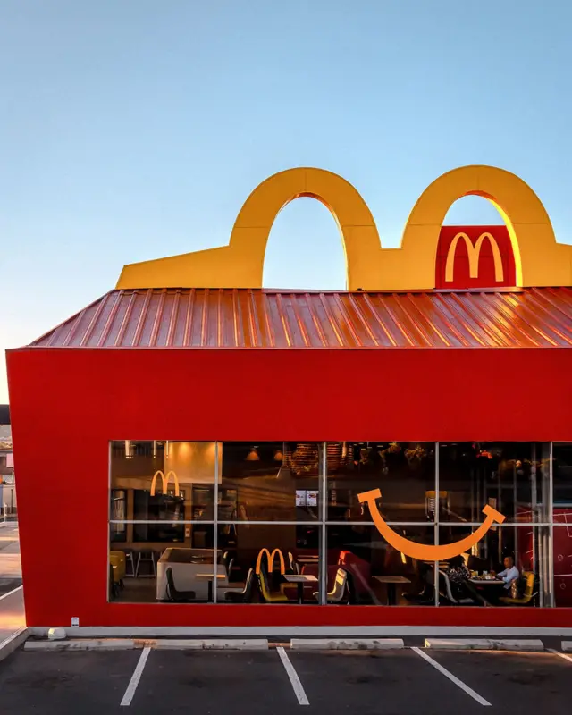 Червона одноповерхова будівля Макдональдс у Гватемалі