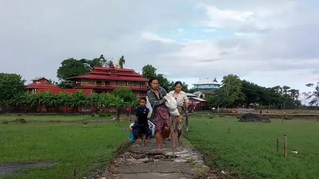 ရခိုင်ပြည်နယ်က စစ်ဘေးရှောင်တွေ(ပုံဟောင်း)