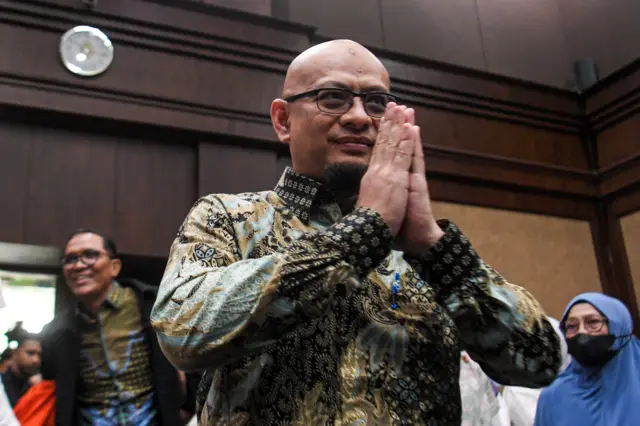 Terdakwa kasus dugaan korupsi di PT ASDP Harry Muhammad Adhi Caksono (kanan) dan Muhammad Yusuf Hadi (kiri) bersiap menjalani sidang dengan agenda pembacaan vonis di Pengadilan Tipikor, Jakarta, Kamis (20/11/2025).