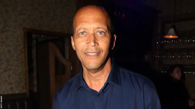 ኣብ ዎል ስትሪት ከም ባንከኛ ዝሰርሕ ዝነበረ ሆልማን ኣብ 1980ታት ኣብቲ ባህላዊ መድረኽ ኒውዮርክ ክነጥፍ ስርሑ ገዲፉ