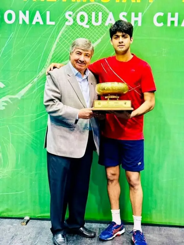 نور زمان اپنے دادا قمر زمان کے ہمراہ