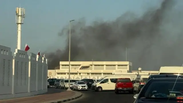 Imagen que muestra columnas de humo elevándose en la capital de Qatar, Doha.
