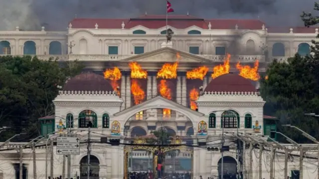 जेन जी प्रदर्शनका क्रममा आगजनीमा परेको सिंहदरबार