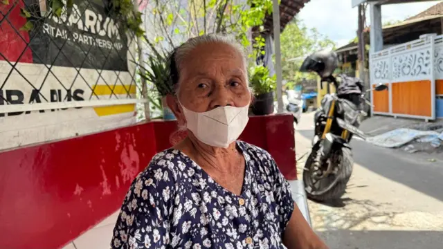 Seorang perempuan berusia 96 tahun dari Solo, bernama Welas, menyambut baik MBG untuk lansia.