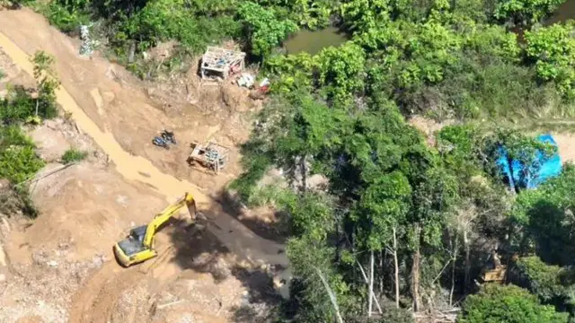 Aktivitas penambangan ilegal di dekat Geopark Merangin.