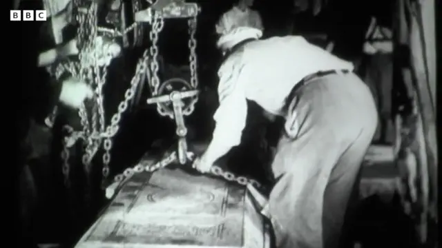 Амир Тимур қабри узра қўйилган мармар тошни кўтариш жараёни.