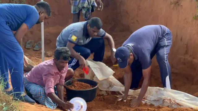 මුලතිව් කොක්කුතුඩුවායි සමූහ මිනිවළ ආශ්‍රිතව තෙවැනි අදියරේ කැනීම් අද (නොවැම්බර් 20 වැනිදා) නැවත ආරම්භ කෙරිණි.