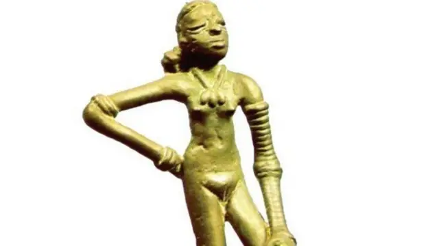 नर्तकीची ही कांस्य मूर्ती मोहेंजो-दारो इथं सापडली असून ती इसवीसन पूर्व 2600 मधील आहे