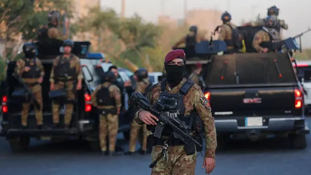 اعضای حشد الشعبی پرچم‌ها را بالا برده و در طول مراسم تشییع حسین خلیل، که محافظ رهبر فقید حزب‌الله لبنان بود، پسرش مهدی خلیل و فرمانده عراقی حیدر الموسوی از کتائب سید الشهداء در بغداد در ۲۲ ژوئن ۲۰۲۵ صف کشیده‌اند. خلیل، که معمولاً با نام ابو علی شناخته می‌شود، در ۲۱ ژوئن در ایران نزدیک مرز عراق کشته شد، یک مقام حزب‌الله به خبرگزاری AFP گفت و خواست نامش فاش نشود. یک افسر نگهبان مرزی عراقی افزود که خلیل و یکی از اعضای یک گروه مسلح عراقی توسط «یک حمله پهپادی اسرائیل» پس از عبور به کشور همسایه کشته شدند.