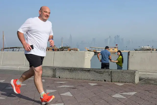 شخص يمارس الرياضة