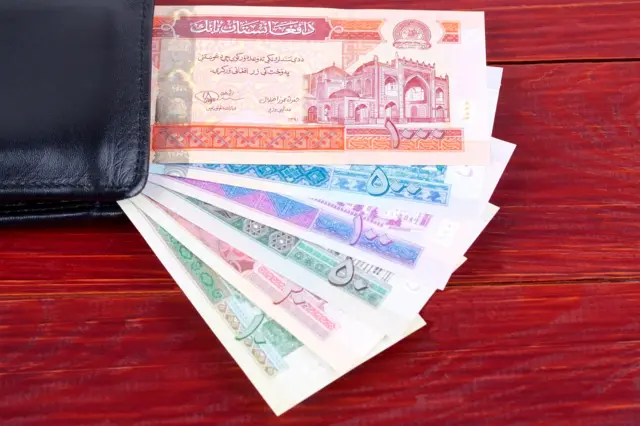 پنج نوع اسکناس افغانی در کنار کیف پول