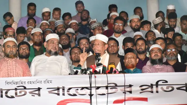 জনবিরোধী উল্লেখ করে বাজেট ঘোষণার পর বিক্ষোভ করেছে সংসদের বিরোধী দল জামায়াতে ইসলামী