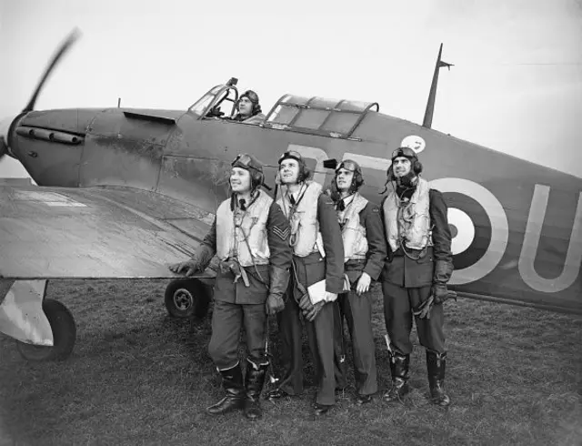 На фото - пілоти 303-ї польської ескадрільї імені Костюшко