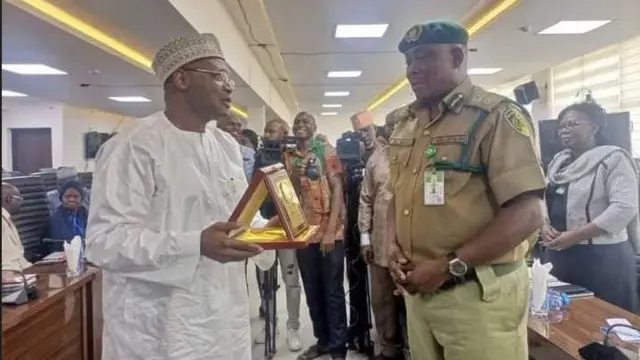 Alaga ajọ INEC, ọjọgbọn Yakubu Mahmood ati olori ileeṣẹ amojuto awọn ọgba ẹwọn ni NAijiria