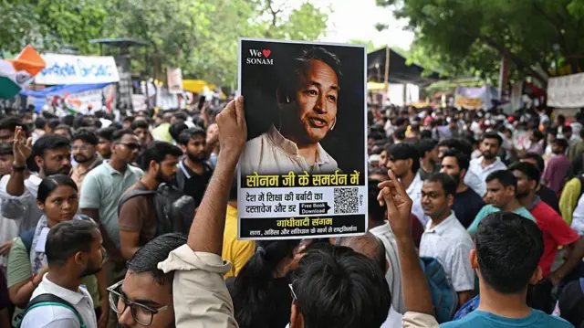 সোনাম ওয়াংচুকের সমর্থনে যন্তর মন্তরে হাজির হাজারো মানুষ