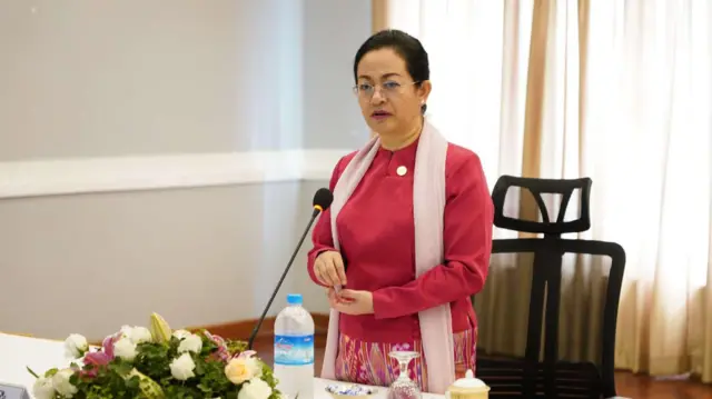 ဟိုတယ်နဲ့ခရီးသွားလာရေးဝန်ကြီး ဒေါ်သက်သက်ခိုင်