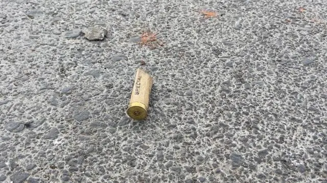 रस्त्यावर पडलेल्या प्लास्टिक बुलेट्स