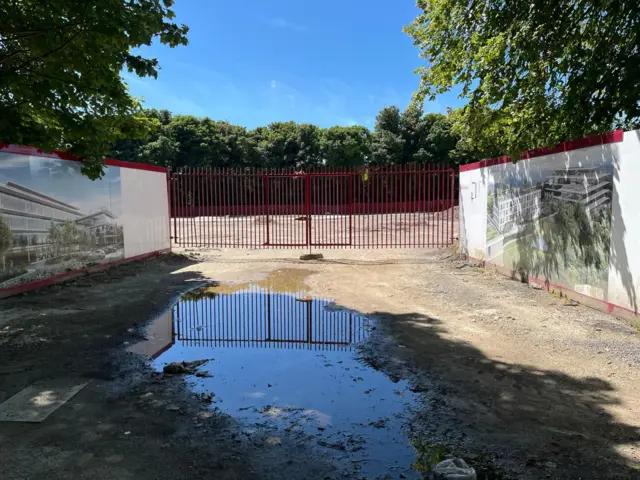 El lugar, ahora desierto, donde se iba a construir la deslumbrante sede del grupo.