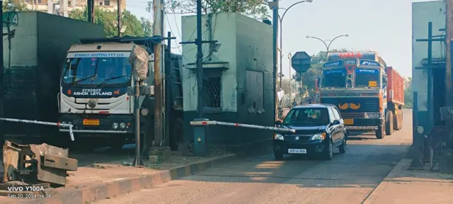 టోల్ గేట్ వద్ద వాహనాలు