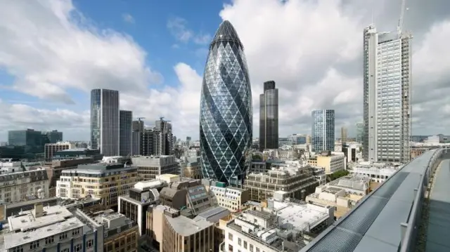 یکی از شرکتهای اصلی مستقر در گرکین Gherkin، سوئیس ری است که یک شرکت بیمه است که شرکتهای بیمه را بیمه می کند. 