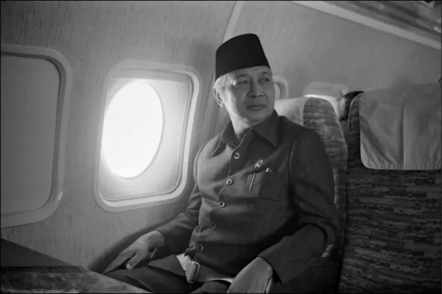 Budaya feodal disebut terus berkembang di era Orde Baru pimpinan presiden otoriter Soeharto.