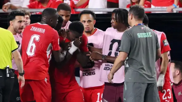 Swiss harus bermain dengan sepuluh orang usai Breel Embolo diganjar kartu kuning kedua.