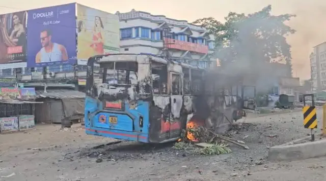 শুক্রবার বিক্ষোভের সময় বাসে অগ্নিসংযোগ