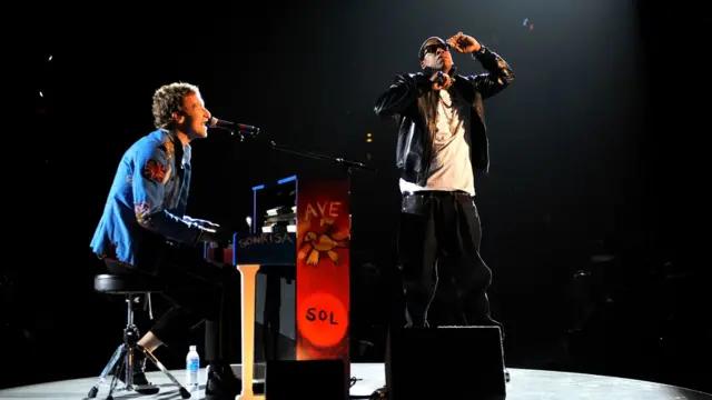 Martin tocando el piano y cantando y Jay-Z cantando