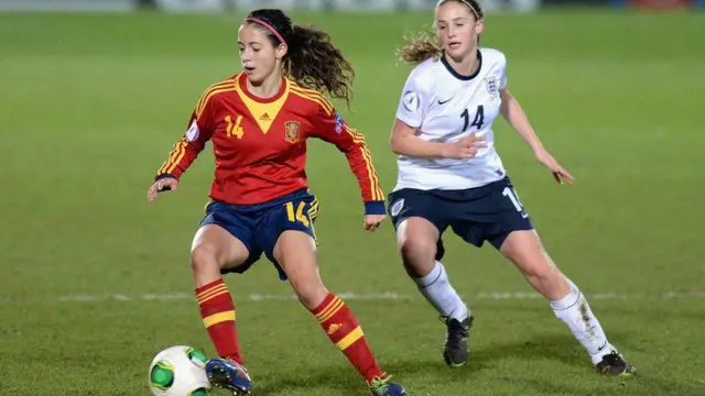 ده سال قبل از کمک به اسپانیا برای پیروزی در فینال جام جهانی مقابل تیم ‌ملی انگلیس، بونماتی عضو تیمی بود که در نیمه نهایی مسابقات قهرمانی زیر هفده سال اروپا انگلیس را شکست داده بودند