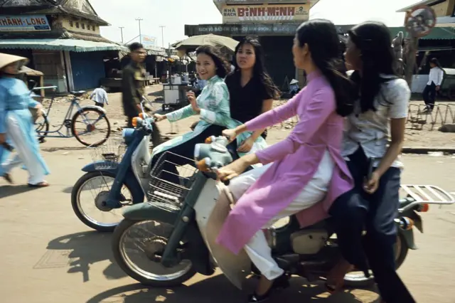 Những cô gái trẻ chạy xe Honda trên đường phố Sài Gòn năm 1972
