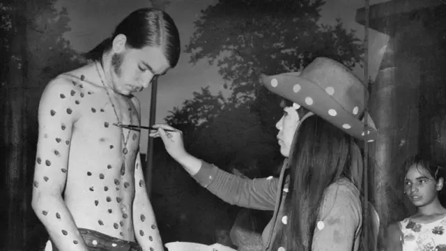 Yayoi Kusama pinta o corpo de Kent Feathergill, 1967.