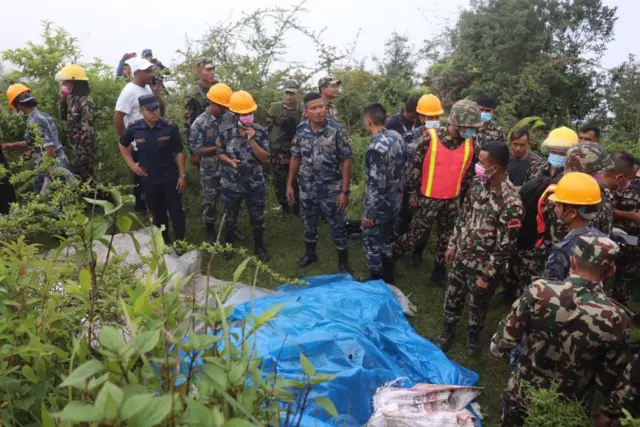 नुवाकोठ हेलिकप्टर दुर्घटनाका मृतकहरूको शव सङ्कलन गरिँदै