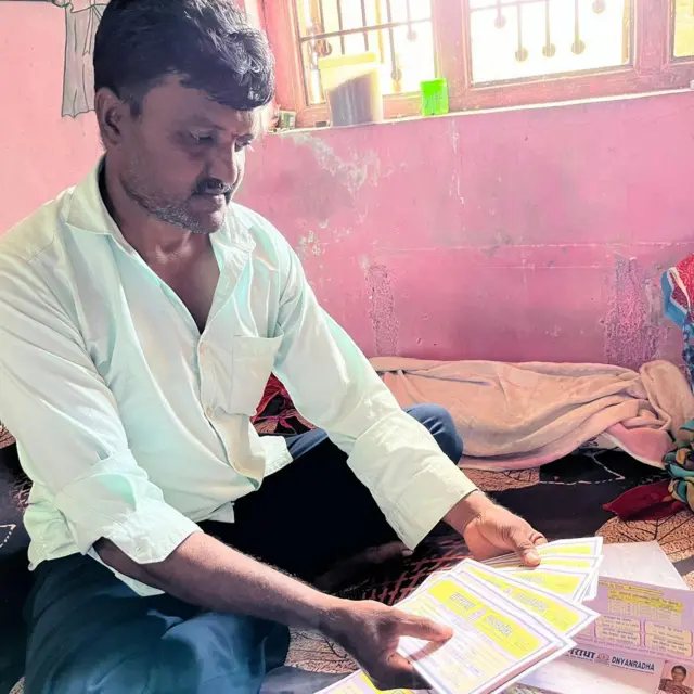 ज्ञानराधा पतसंस्थेत ठेवी ठेवल्याच्या पावत्या दाखवताना संजय तिपाले.