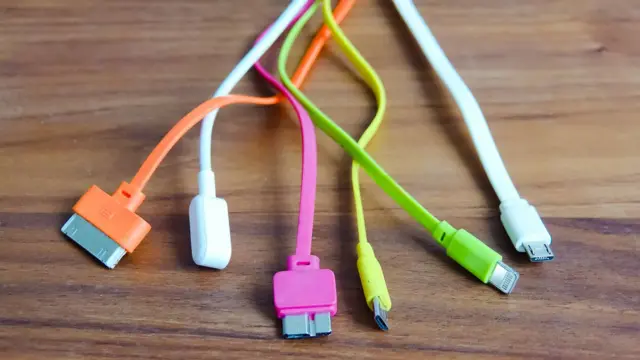 Cables de varios colores apoyados sobre una mesa. 