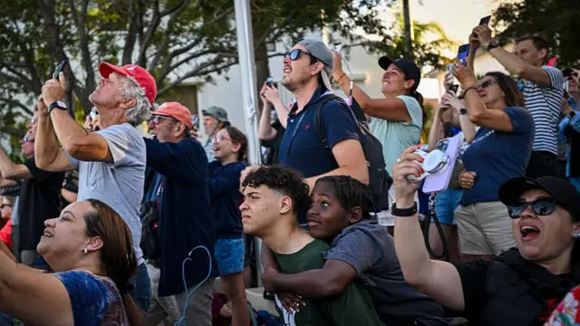 Поклонники космоса в парке города Тайтусвилл наблюдают за стартом пилотируемой лунной миссии «Артемида-2» с стартовой площадки 39B в Космическом центре имени Кеннеди на мысе Канаверал, штат Флорида, 1 апреля 2026 года.