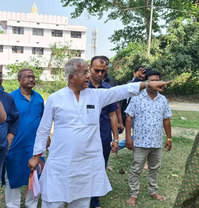 গ্রেপ্তার করার আগে প্রাক্তণ খাদ্য মন্ত্রী জ্যোতিপ্রিয় মল্লিকের (সামনে, সাদা পাঞ্জাবী পরিহিত) বাড়িসহ একাধিক জায়গায় প্রায় ২০ ঘন্টা ধরে তল্লাশি চলেছে