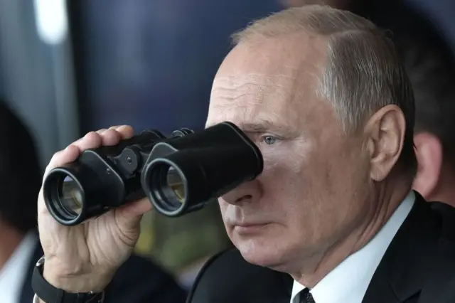 Дурбин ушлаб турган Россия Президенти Владимир Путин.