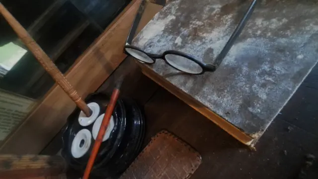  මාර්ටින් වික්‍රමසිංහ ජීවත් ව සිටිය දී පරිහරණය කළ බොහෝ දේ මතක සටහන් ලෙස එහි තැන්පත් කර තිබේ. නිවස පසුබිම්කරගත් මෙම කෞතුකාගාරය 1982 දී ඉදිකර තිබේ. 