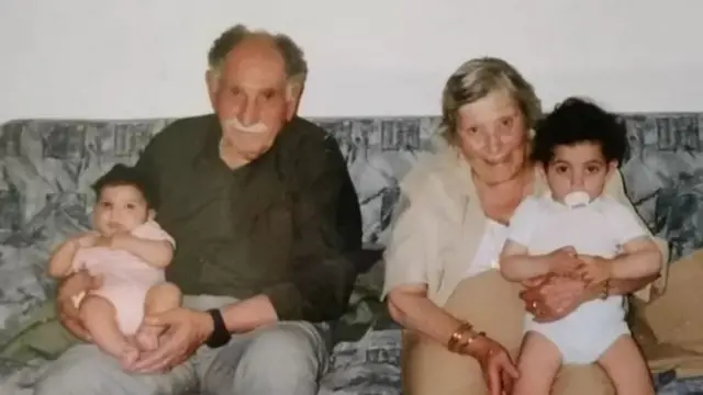 ઈદ હદાદનાં માતાપિતા, ગોદમાં પોતાના પૌત્રો સાથે