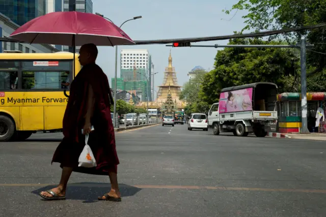 ဗုဒ္ဓဘာသာမှာ လော်စပီကာသံကိုခွင့်ပြုထားလား 