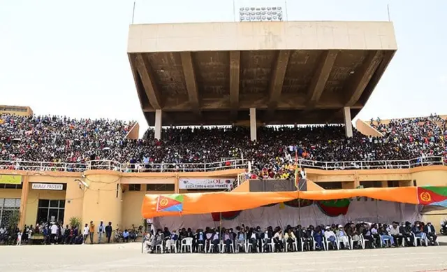 ኣብ ሜዳ ባሕቲ መስከረም ኮይኑ ጸወታ ዝዕዘብ ዝነበረ ህዝቢ