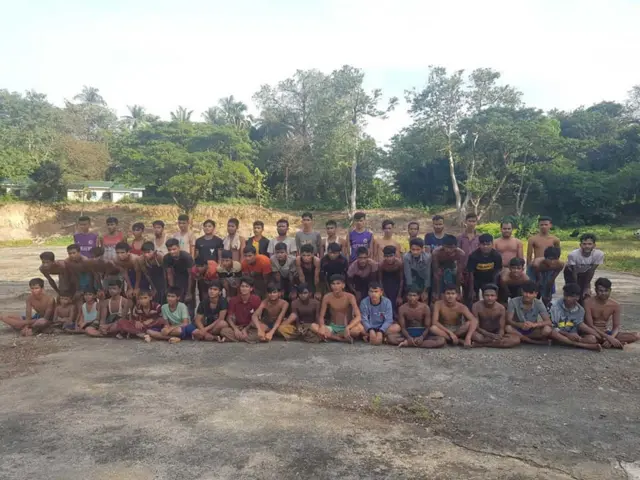 ယမန်နှစ်က အဖမ်းခံခဲ့ရတဲ့ ရိုဟင်ဂျာ တချို့ကိုတွေ့ရစဉ်