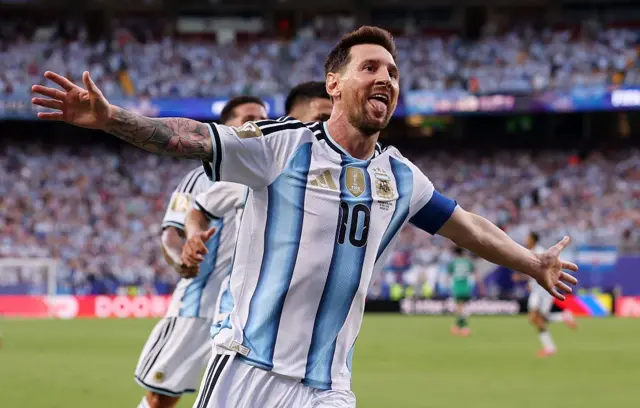 KANSAS CITY, MISSOURI - 16 Juni: Lionel Messi #10 dari Argentina merayakan gol pertama timnya selama pertandingan Grup J Piala Dunia FIFA 2026 antara Argentina dan Aljazair di Stadion Kansas City pada 16 Juni 2026 di Kansas City, Missouri. (Foto oleh 