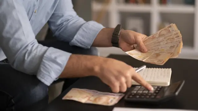 vergi hesaplayan bir kişi