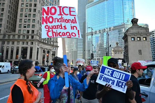 Manifestantes contra ICE en Chicago